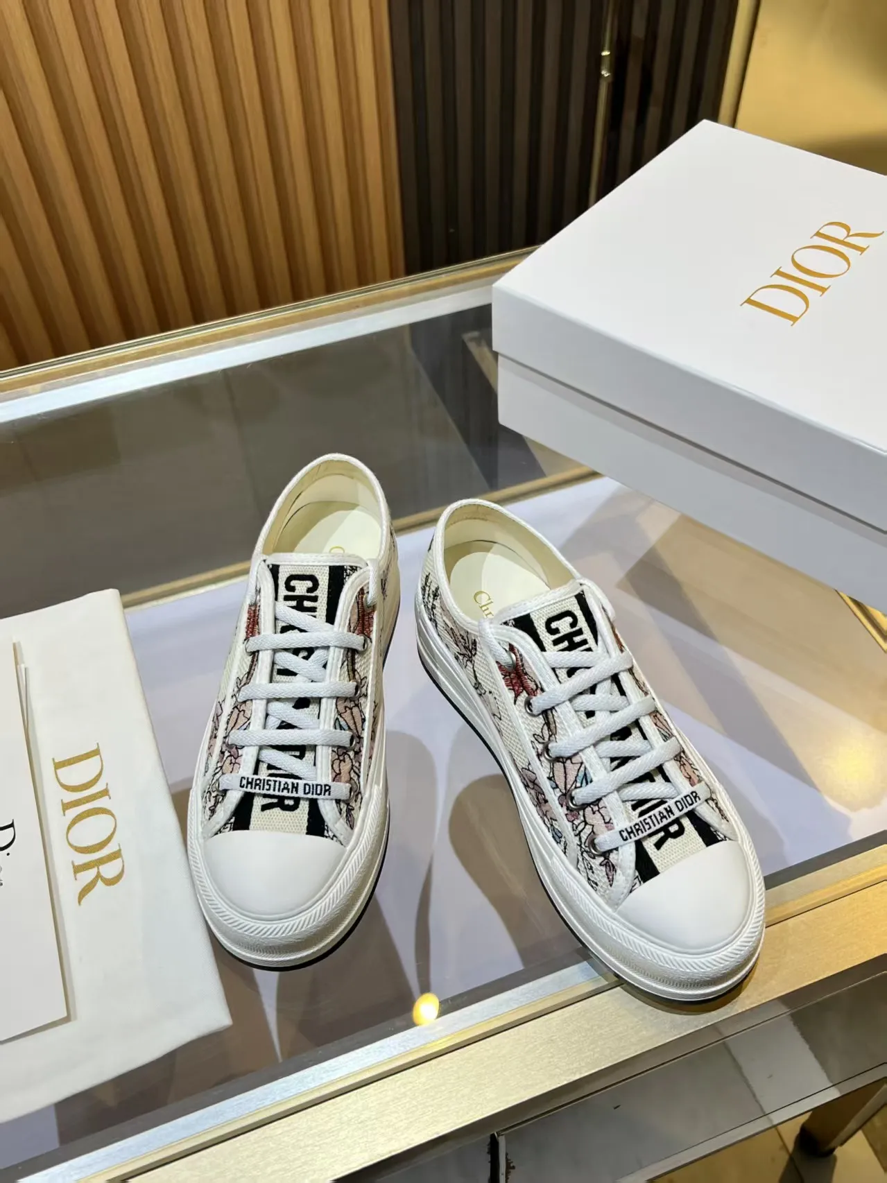 👟👟Ex-factory price 520👟👟 Walk‘n’Dior embroidered mid-top casual shoes are new in 2025. On the fashion stage, Dior embroidered shoes are the well-deserved protagonist. Delicate stitching is used on the upper, every stitch is devoted to the craftsman's efforts, and every thread is woven with artistic poetry. From complex floral patterns to smart geometric textures, embroidery is like the magic that gives shoes life, allowing them to show dynamic beauty even in static conditions.   Wearing Dior embroidered shoes feels like stepping into a dream world full of art. It is not only a pair of shoes, but also a walking piece of art that perfectly integrates fashion and culture. Whether you are strolling on the bustling city streets or attending important social occasions, Dior embroidered shoes can add unique charm to your style and become the focus of everyone's attention.   Choosing Dior embroidered shoes means choosing a persistent pursuit of quality and a unique understanding of fashion. Let it accompany you through every wonderful moment and leave your own fashion mark.  Material: Sheepskin lining, feet, silk cowhide, size 35-41, heel height 5cm